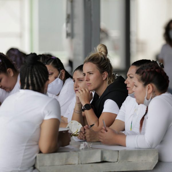 Saskia speaking to a group of incarcerated mothers..